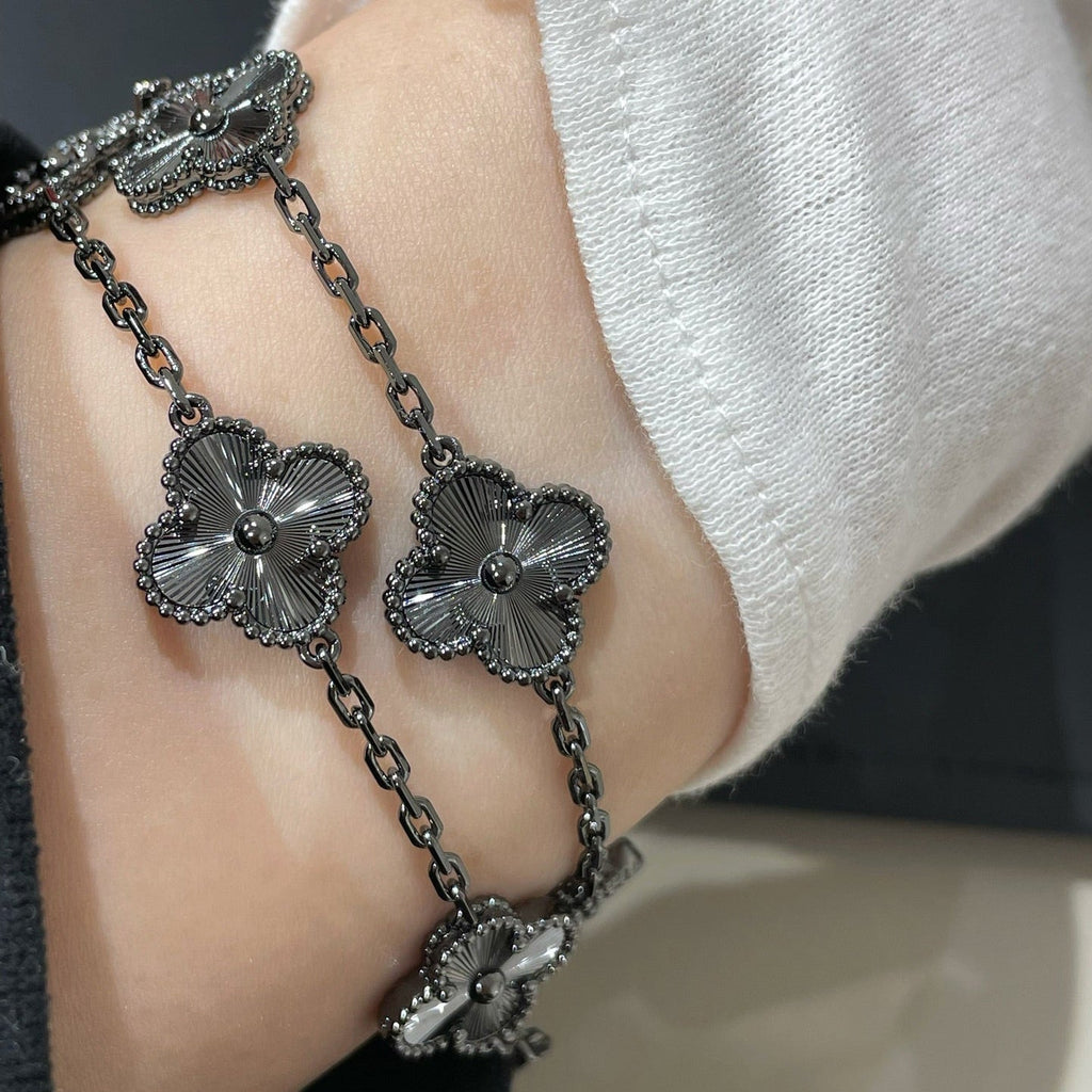[Glow Jewelry]CLOVER 5 MOTIF BLACK BRACELET