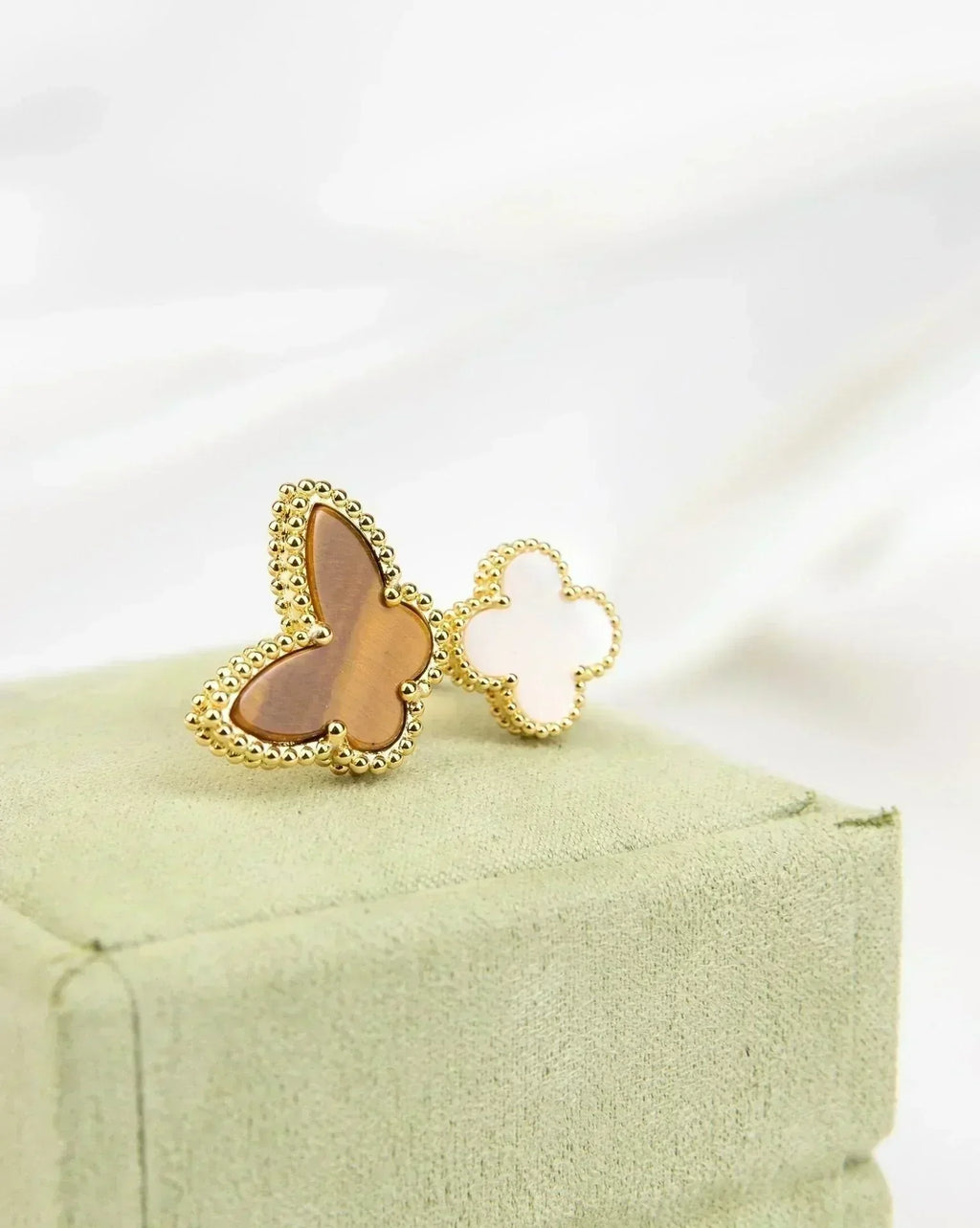 ¡®Glow¡¯LUCKY BETWEEN THE FINGER RING