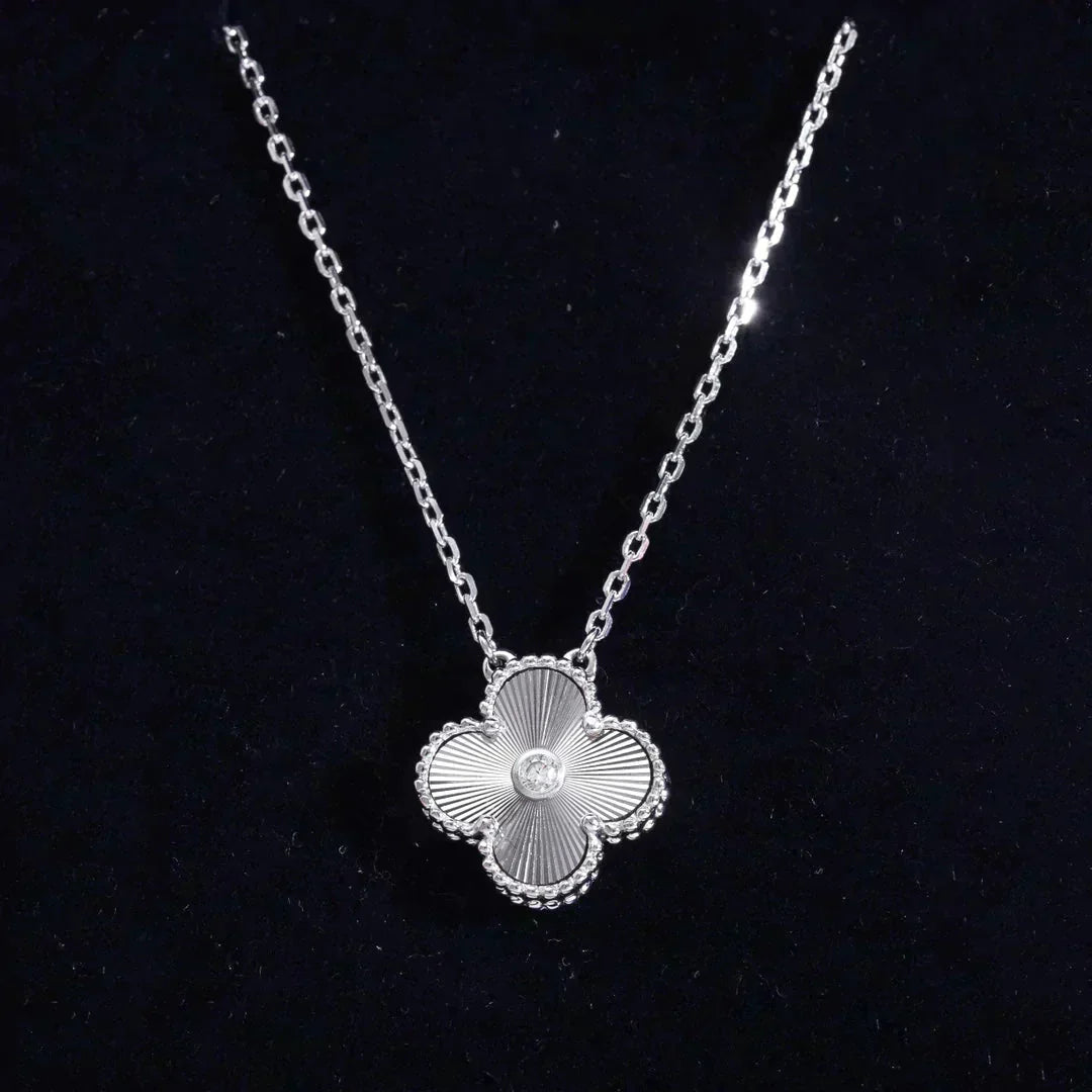 ¡®Glow¡¯CLOVER  15MM DIAMOND LASER NECKLACE SILVER