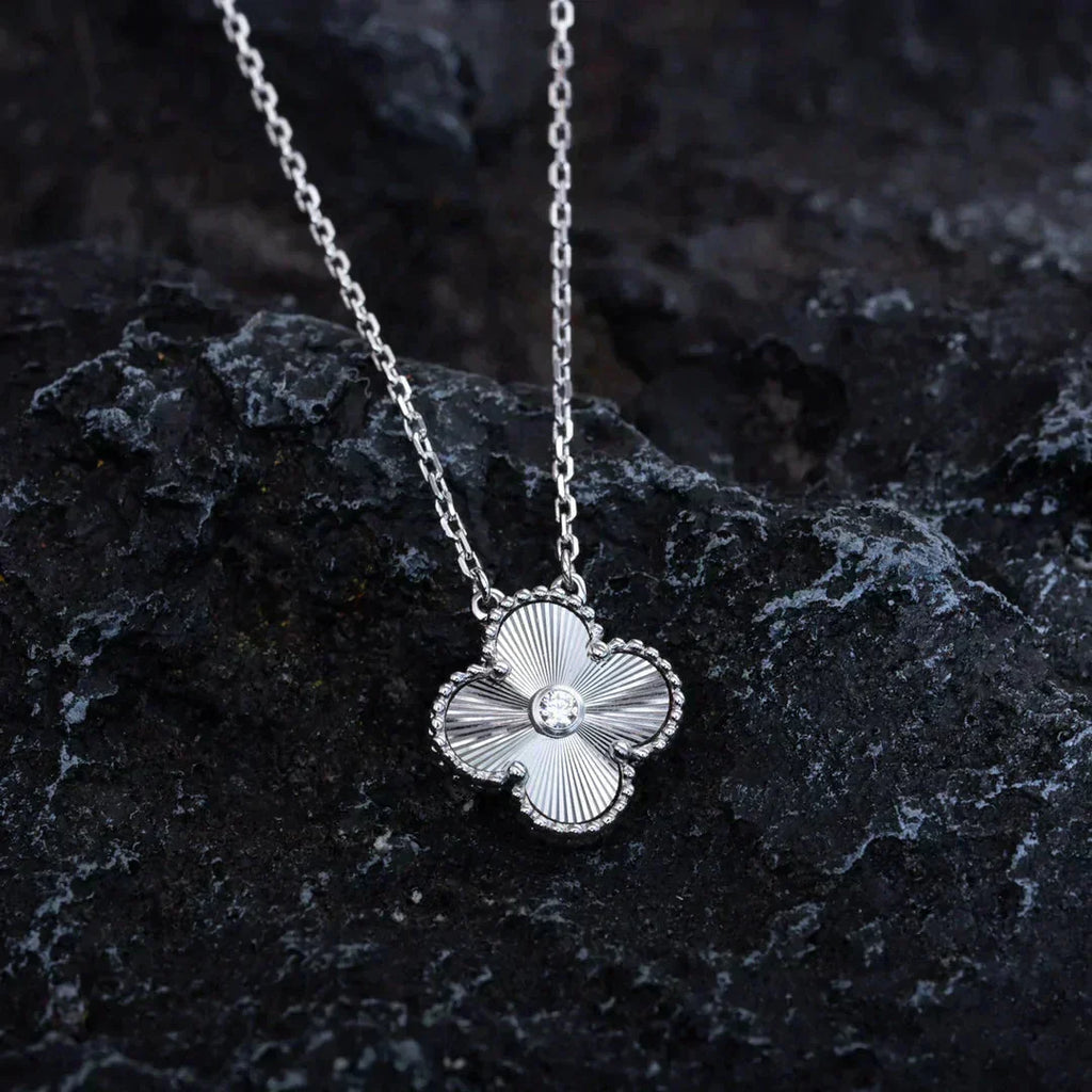 ¡®Glow¡¯CLOVER  15MM DIAMOND LASER NECKLACE SILVER
