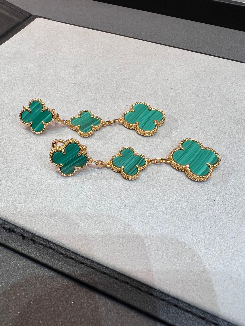 ¡®Glow¡¯CLOVER MALACHITE 3 MOTIFS GOLD