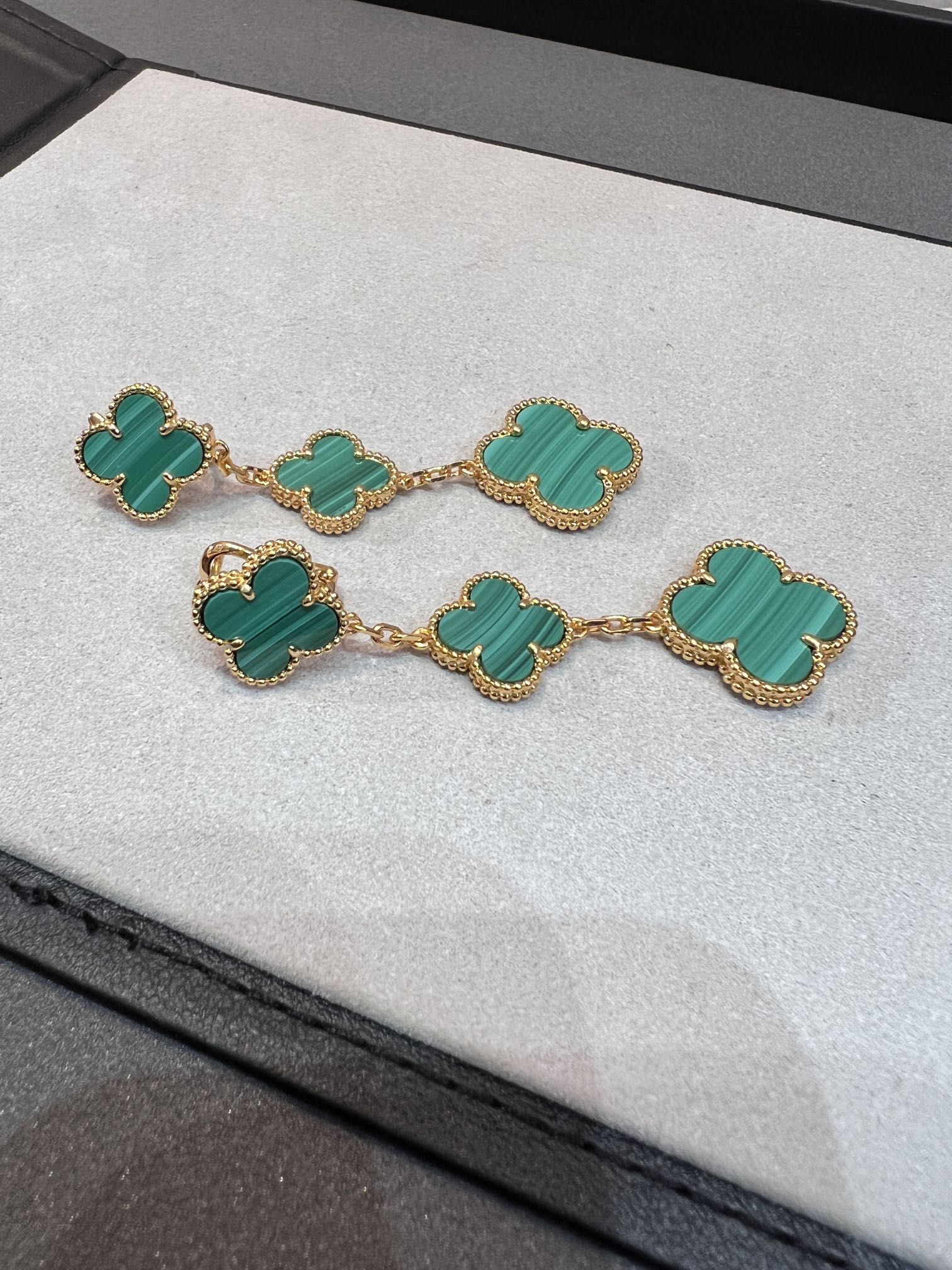 ¡®Glow¡¯CLOVER MALACHITE 3 MOTIFS GOLD