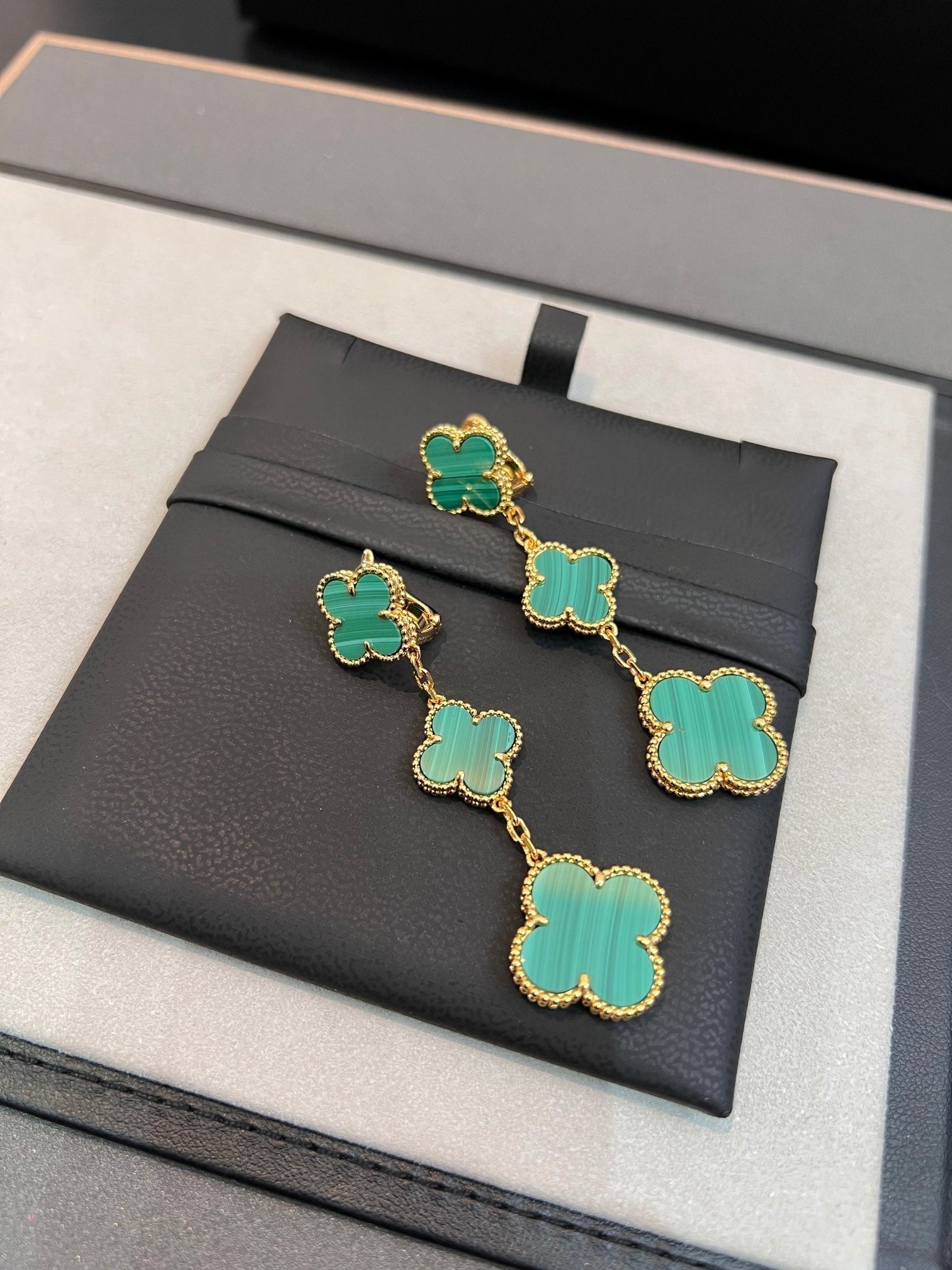 ¡®Glow¡¯CLOVER MALACHITE 3 MOTIFS GOLD