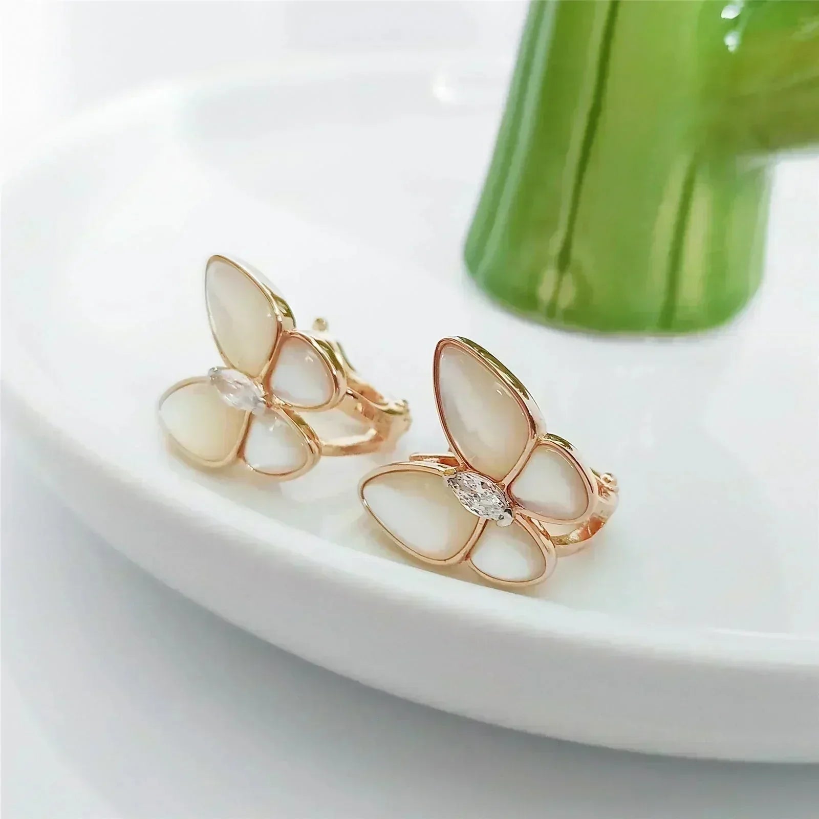 ¡®Glow¡¯BUTTERFLY MOP DIAMOND EARRINGS