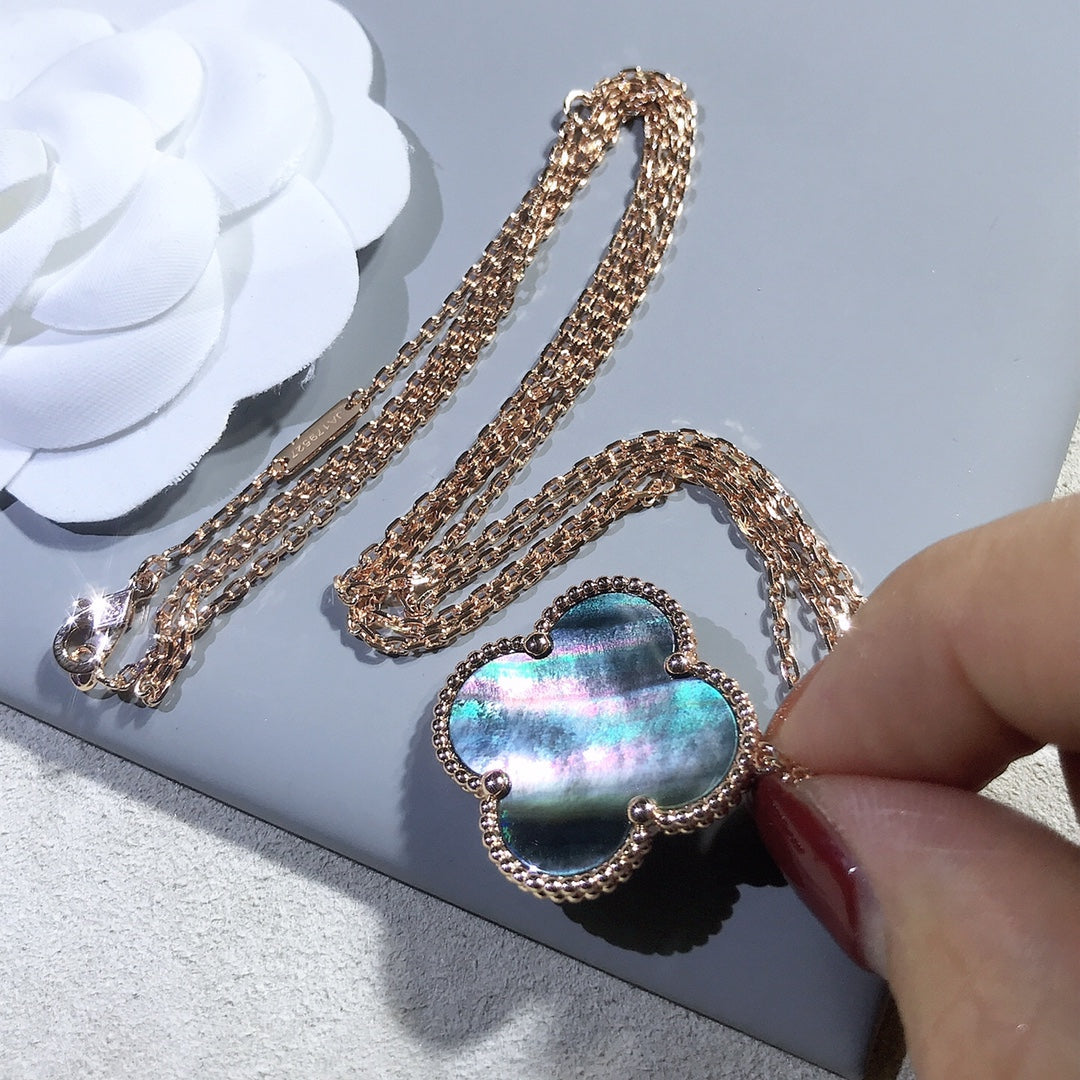 ¡®Glow¡¯CLOVER 25MM GOLD DARK MOP BIG CLOVER NECKLACE