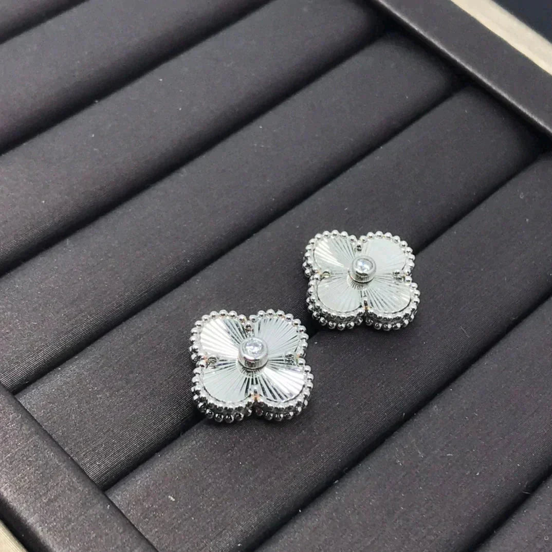 ¡®Glow¡¯CLOVER MINI 9.5MM LASER EARRINGS