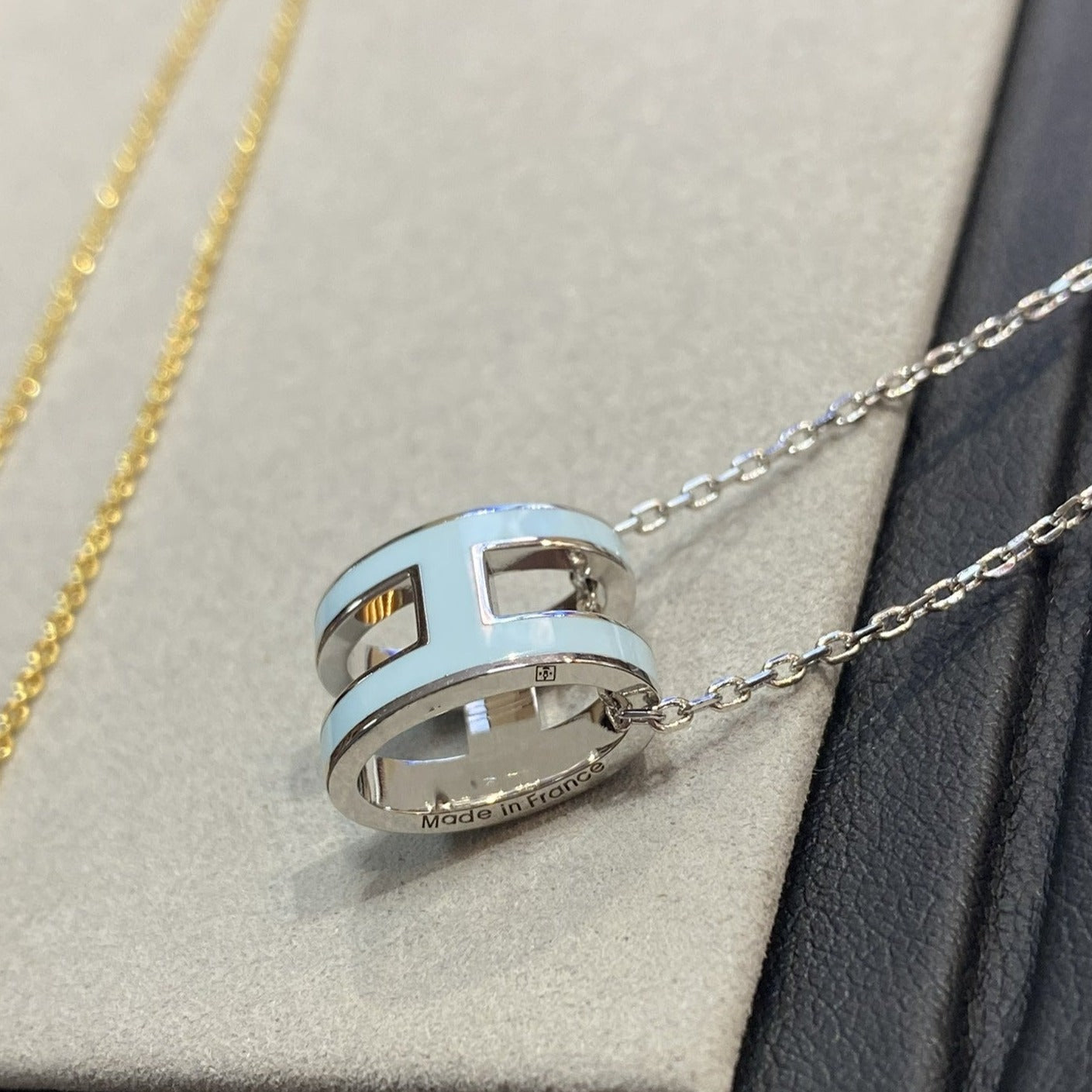 GlowPOP H LIGHT BLUE NECKLACE