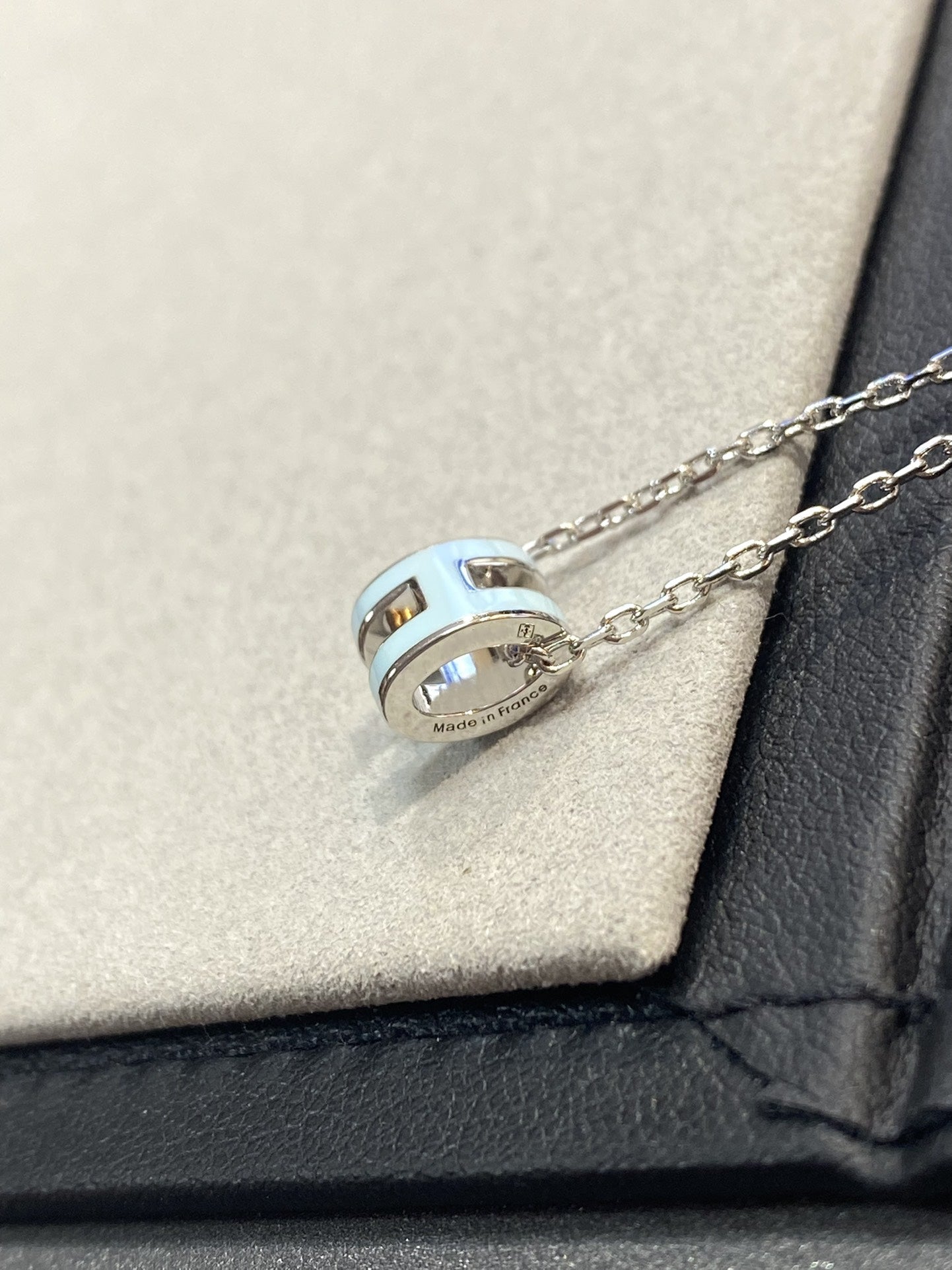 GlowPOP H LIGHT BLUE NECKLACE
