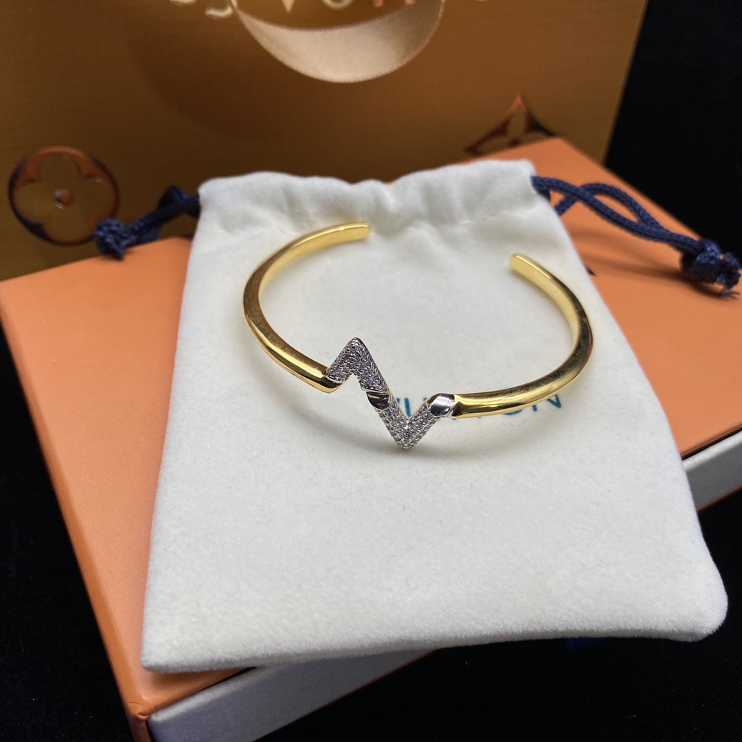 GlowVOLTE UPSITE DOWN DIAMOND GOLD OPEN BRACELET