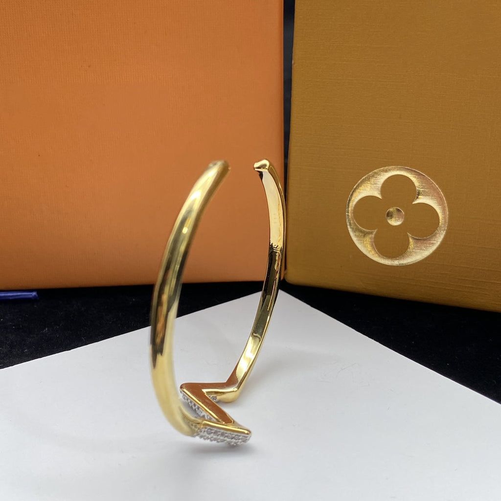 GlowVOLTE UPSITE DOWN DIAMOND GOLD OPEN BRACELET