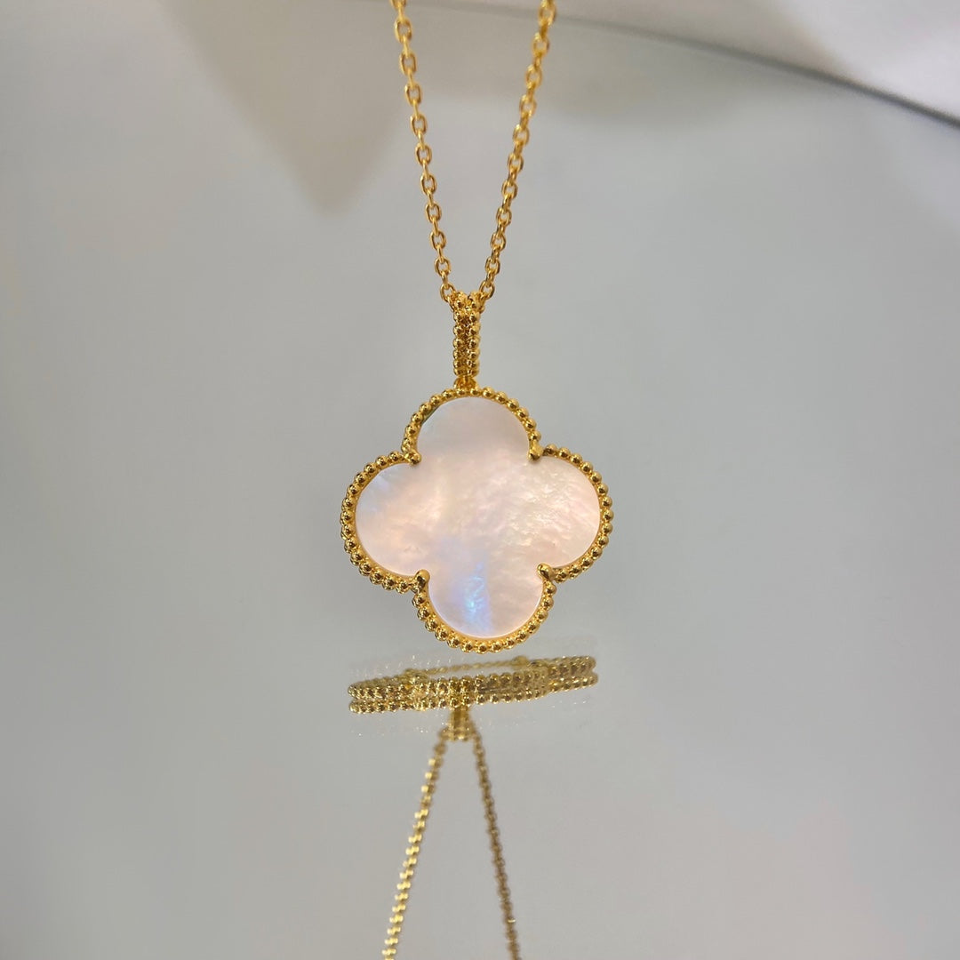 ¡®Glow¡¯CLOVER 25MM MOP LARGE PENDANT NECKLACE