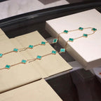 ¡®Glow¡¯CLOVER 20 MOTIFS MALACHITE GOLD