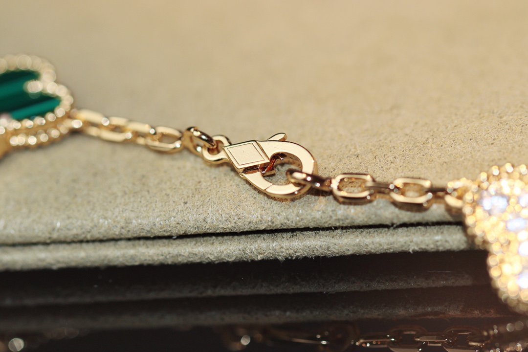 ¡®Glow¡¯CLOVER 20 MOTIFS ONYX ROSE GOLD