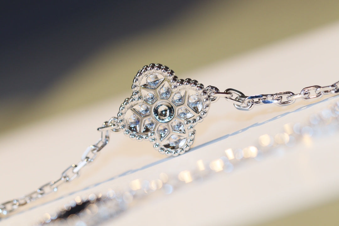 ¡®Glow¡¯CLOVER 20 MOTIFS ONYX DIAMOND SILVER