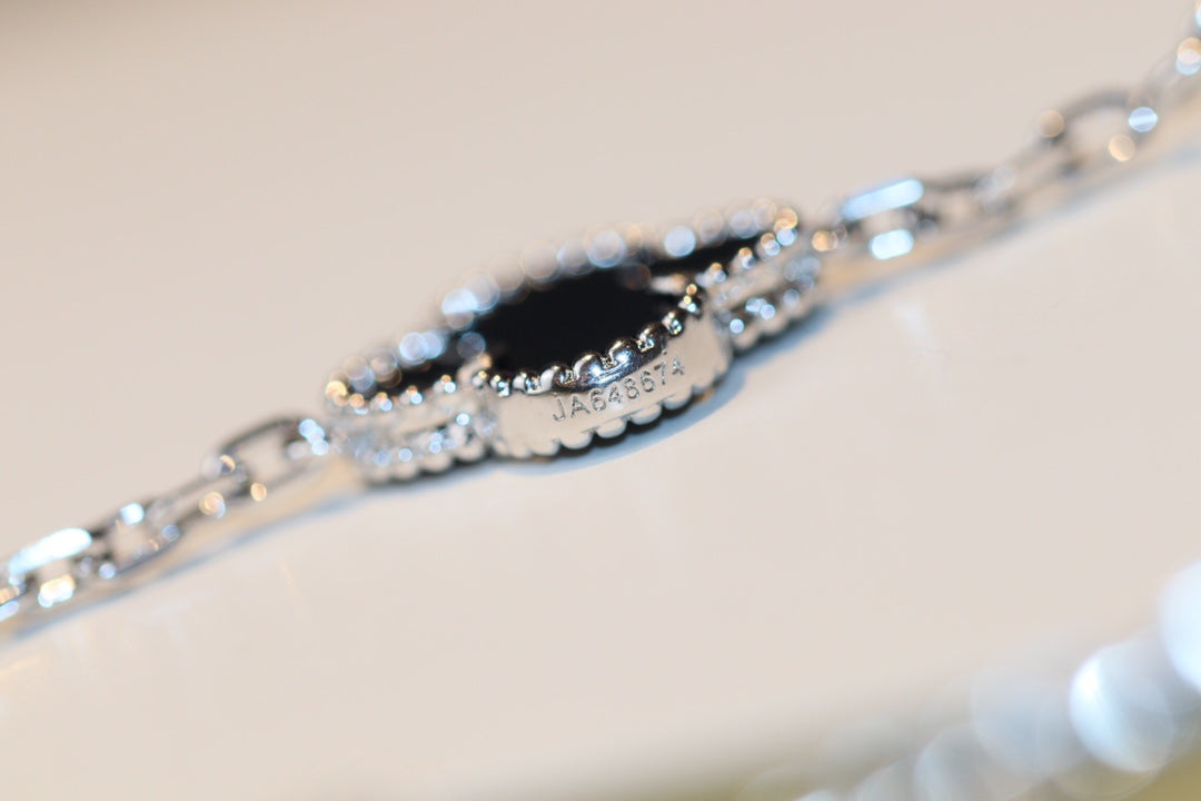 ¡®Glow¡¯CLOVER 20 MOTIFS ONYX DIAMOND SILVER