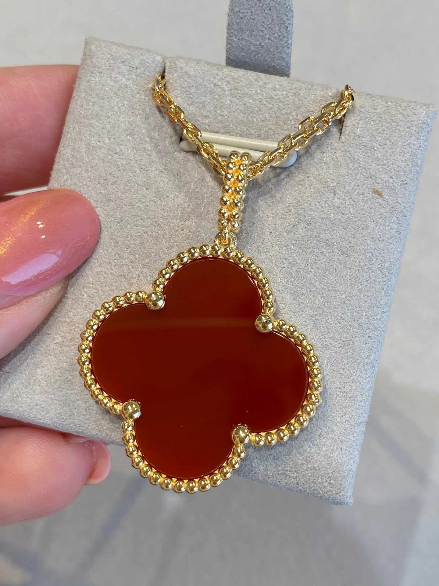 ¡®Glow¡¯CLOVER 25MM NECKLACE GOLD CARNELIAN