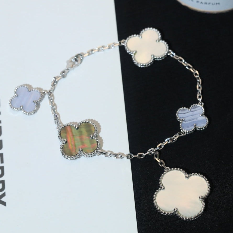 ¡®Glow¡¯CLOVER BRACELET 5 MOTIFS MOP CHALCEDONY SILVER