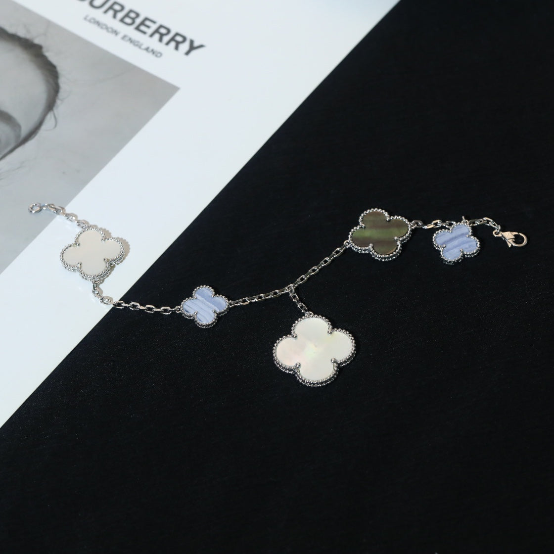 ¡®Glow¡¯CLOVER BRACELET 5 MOTIFS MOP CHALCEDONY SILVER