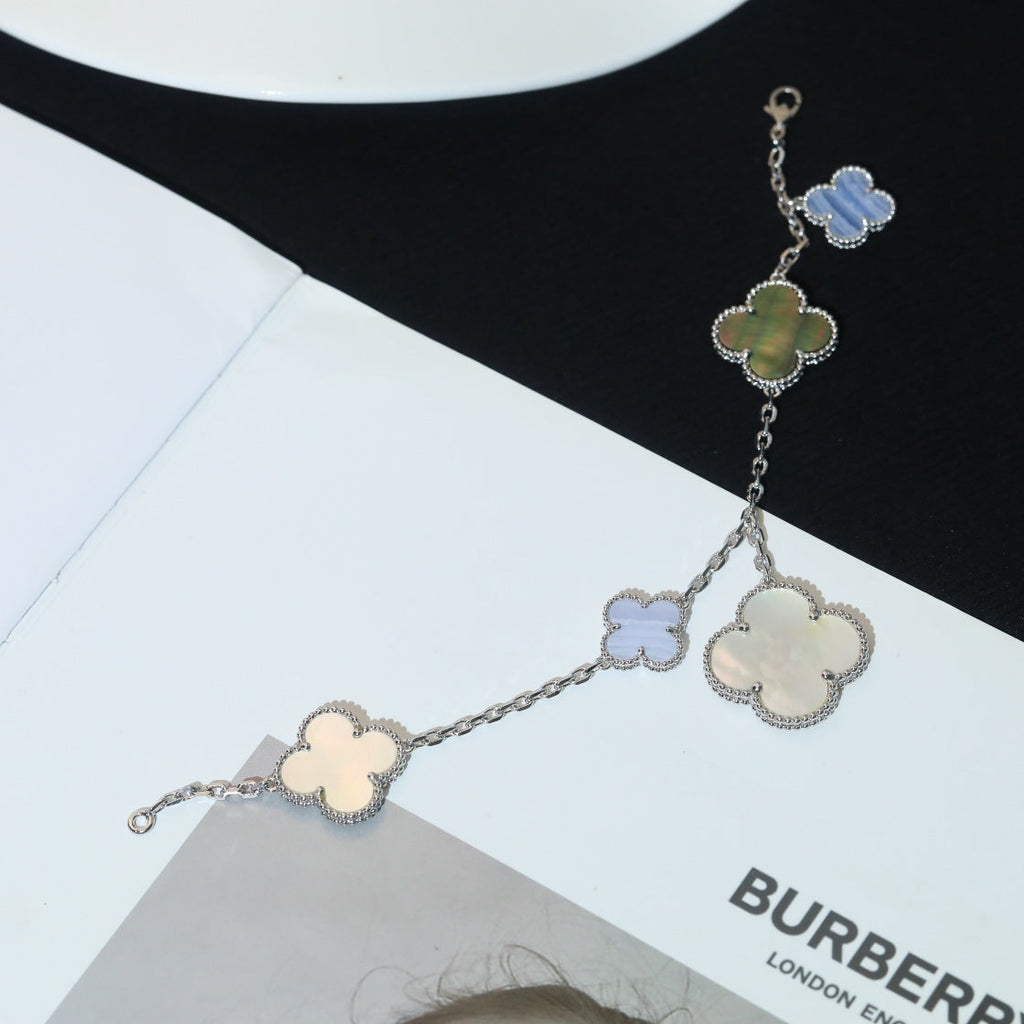 ¡®Glow¡¯CLOVER BRACELET 5 MOTIFS MOP CHALCEDONY SILVER