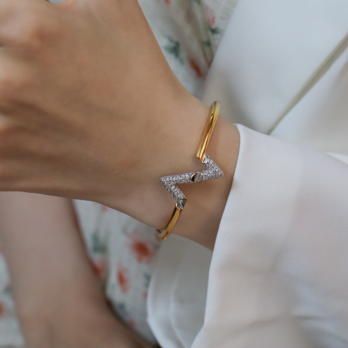 GlowVOLTE UPSITE DOWN GOLD DIAMOND BRACELET