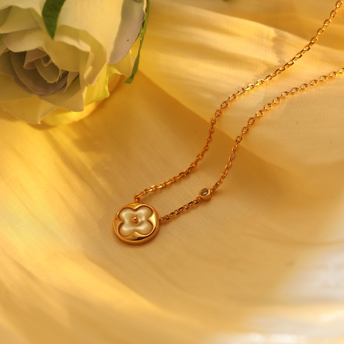GlowSUN PEDANT PINK GOLD 1 DIAMOND NECKLACE