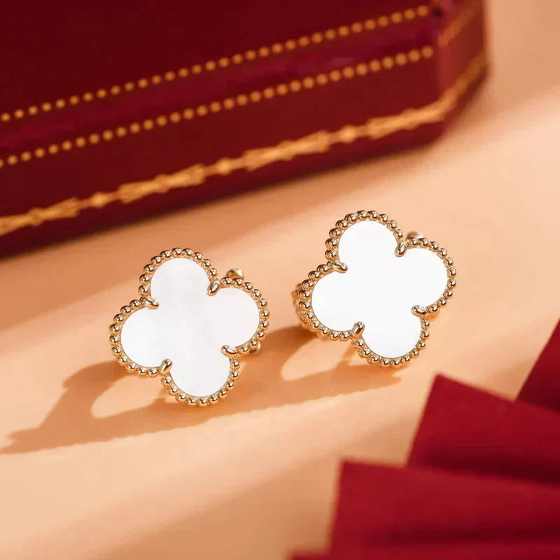 ¡®Glow¡¯CLOVER MEDIUM 1 MOTIFS  WHITE MOP STUD EARRINGS
