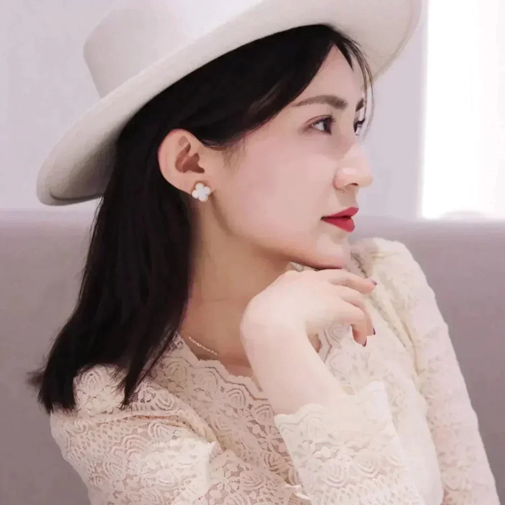 ¡®Glow¡¯CLOVER MEDIUM 1 MOTIFS  WHITE MOP STUD EARRINGS