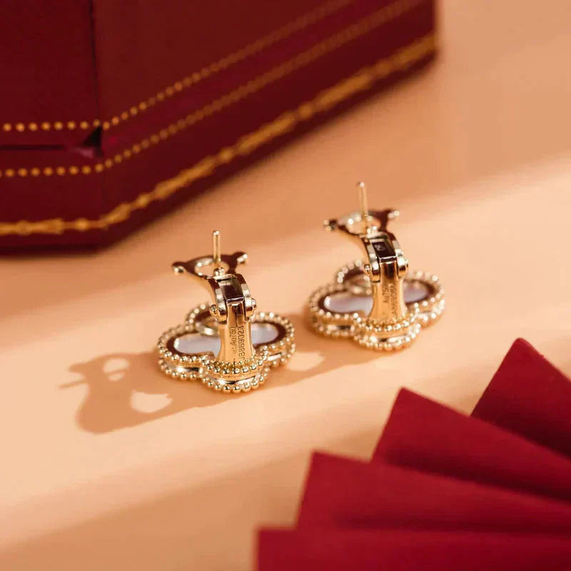 ¡®Glow¡¯CLOVER MEDIUM 1 MOTIFS  WHITE MOP STUD EARRINGS