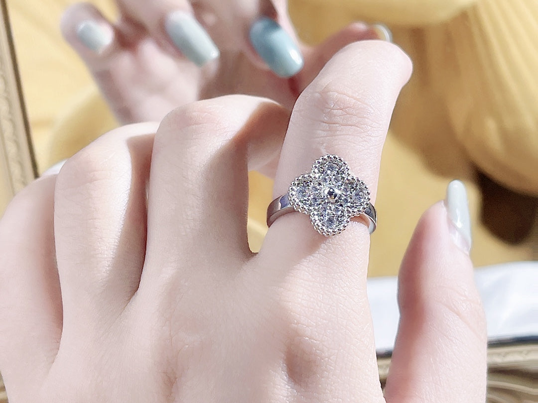 ¡®Glow¡¯CLOVER DIAMOND RING