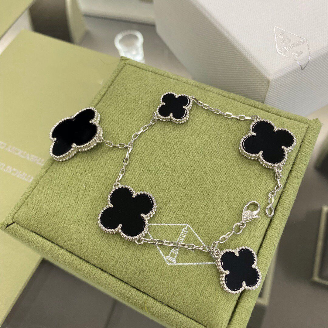 ¡®Glow¡¯CLOVER 5 MOTIFS SIVLER ONYX BRACELET