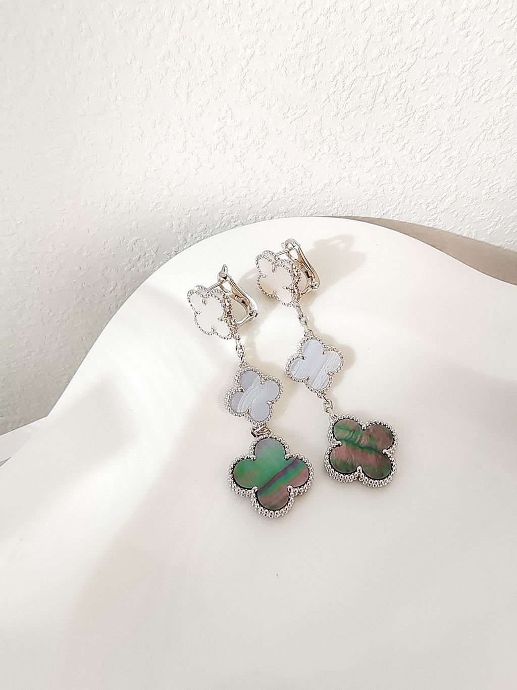 ¡®Glow¡¯CLOVER 3 MOTIFS CHALCEDONY DARK MOP SILVER EARRINGS