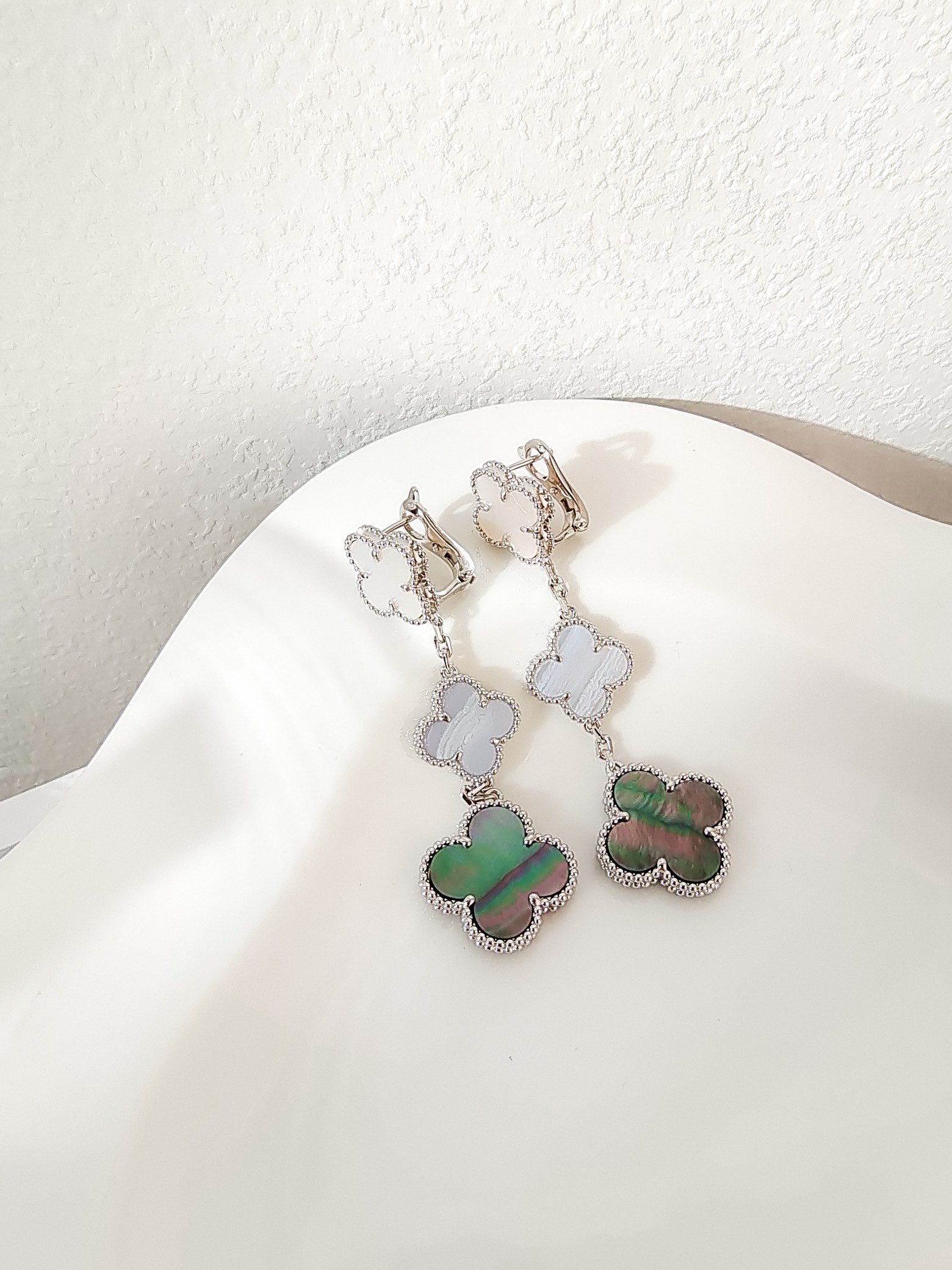 ¡®Glow¡¯CLOVER 3 MOTIFS CHALCEDONY DARK MOP SILVER EARRINGS