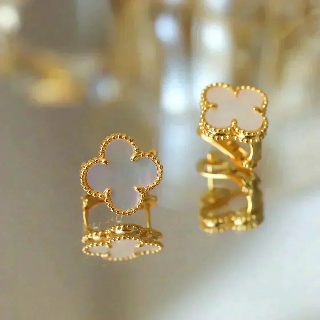 ¡®Glow¡¯CLOVER MEDIUM 1 MOTIFS  WHITE MOP STUD EARRINGS