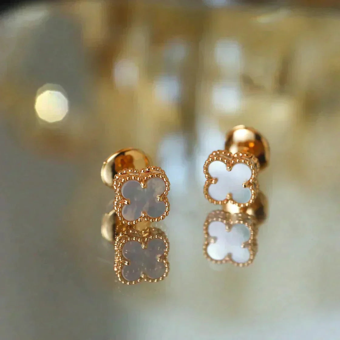 ¡®Glow¡¯CLOVER MINI 9.5MM WHITE MOP EARRINGS