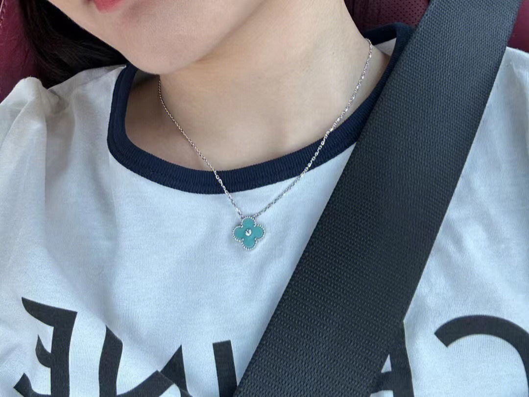 ¡®Glow¡¯CLOVER 1 DIAMOND LIGHT BLUE SILVER NECKLACE