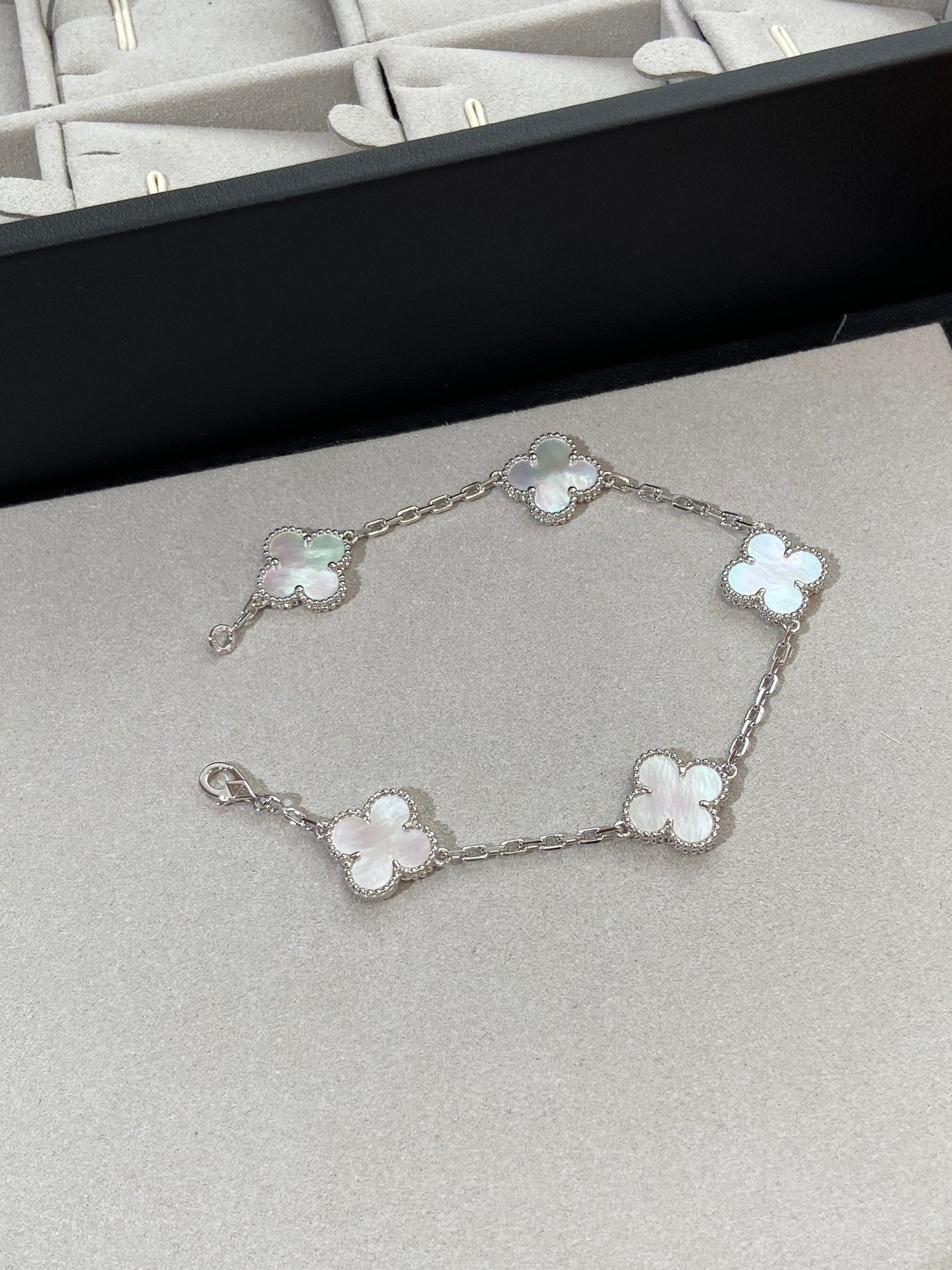 [Glow Jewelry]CLOVER WHITE PEARL MOP 5 MOTIF BRACELET COLLECTION