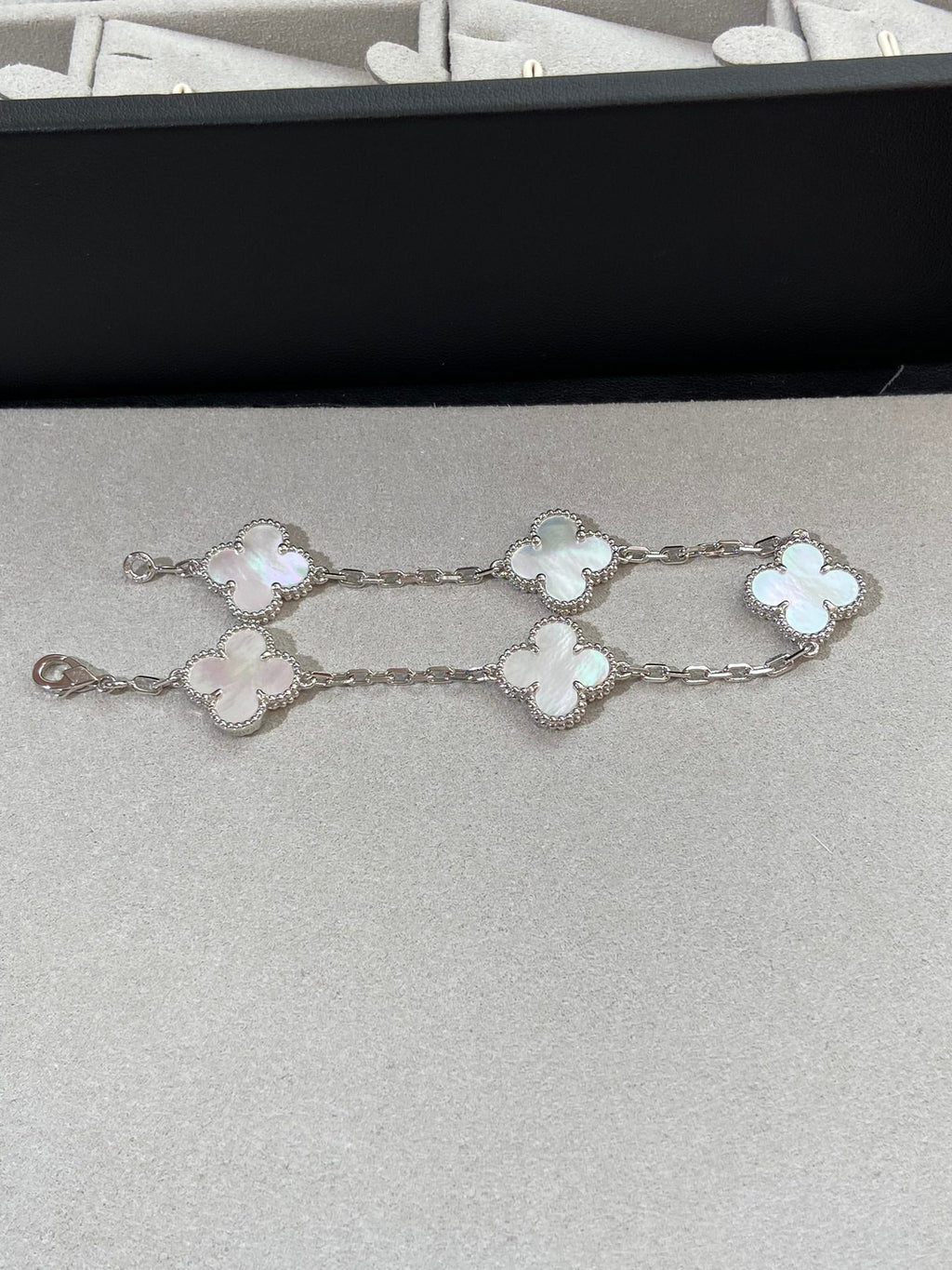 [Glow Jewelry]CLOVER WHITE PEARL MOP 5 MOTIF BRACELET COLLECTION