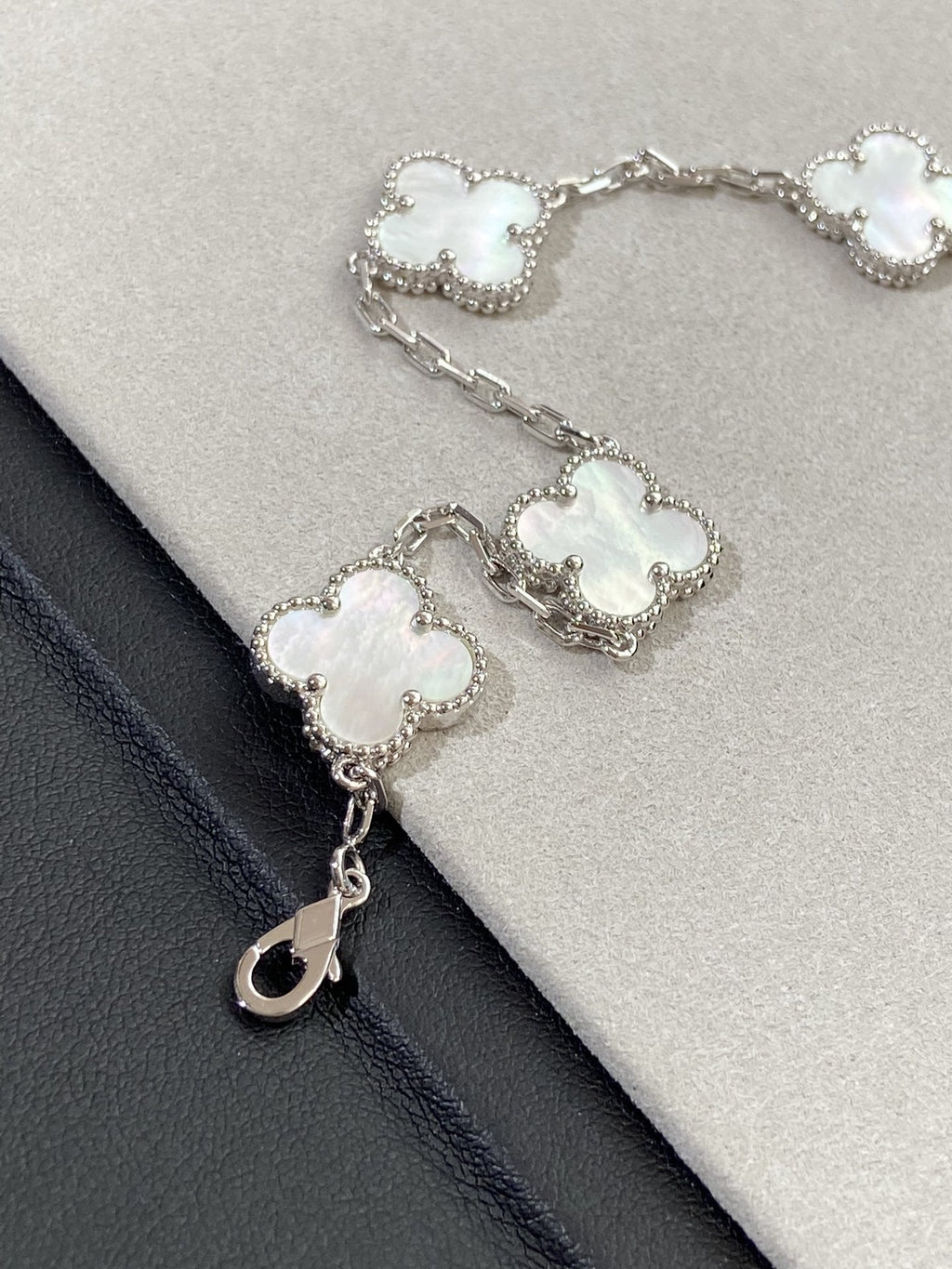 [Glow Jewelry]CLOVER WHITE PEARL MOP 5 MOTIF BRACELET COLLECTION