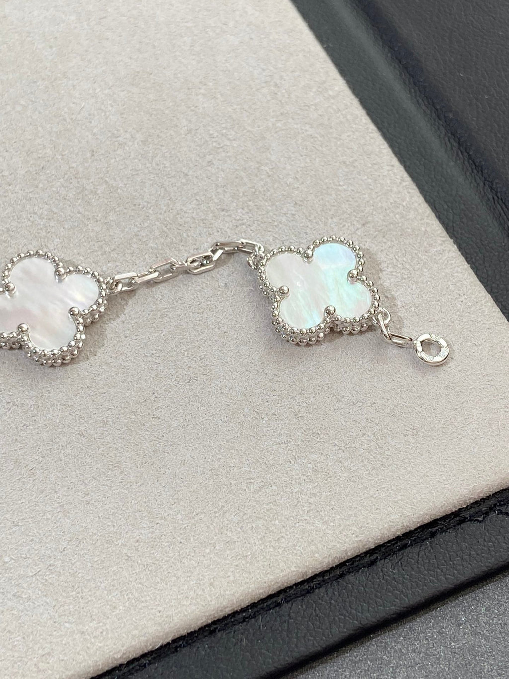[Glow Jewelry]CLOVER WHITE PEARL MOP 5 MOTIF BRACELET COLLECTION