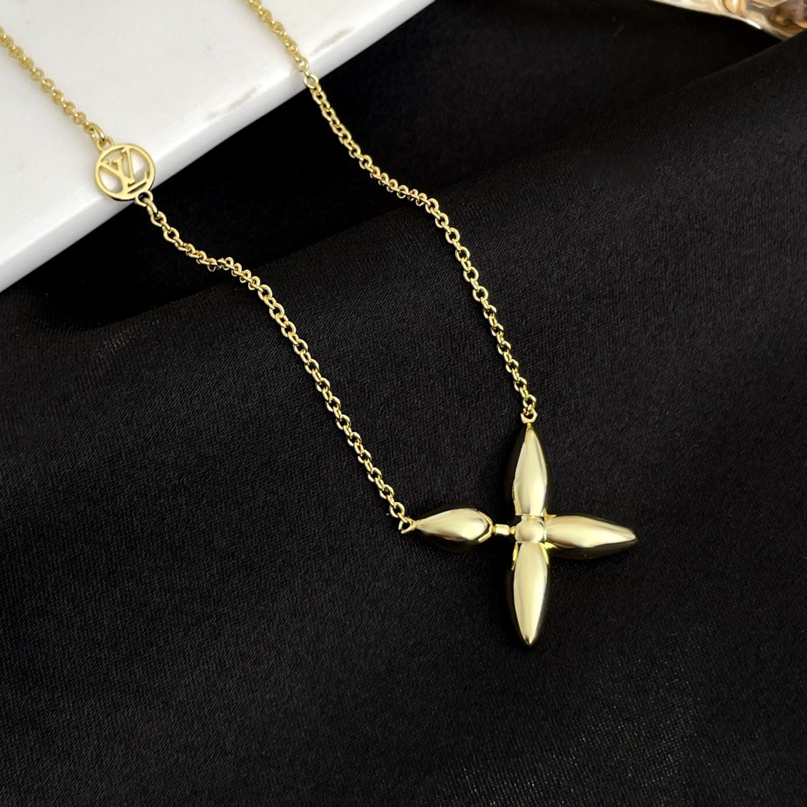 GlowLOUISETTE GOLD NECKLACE