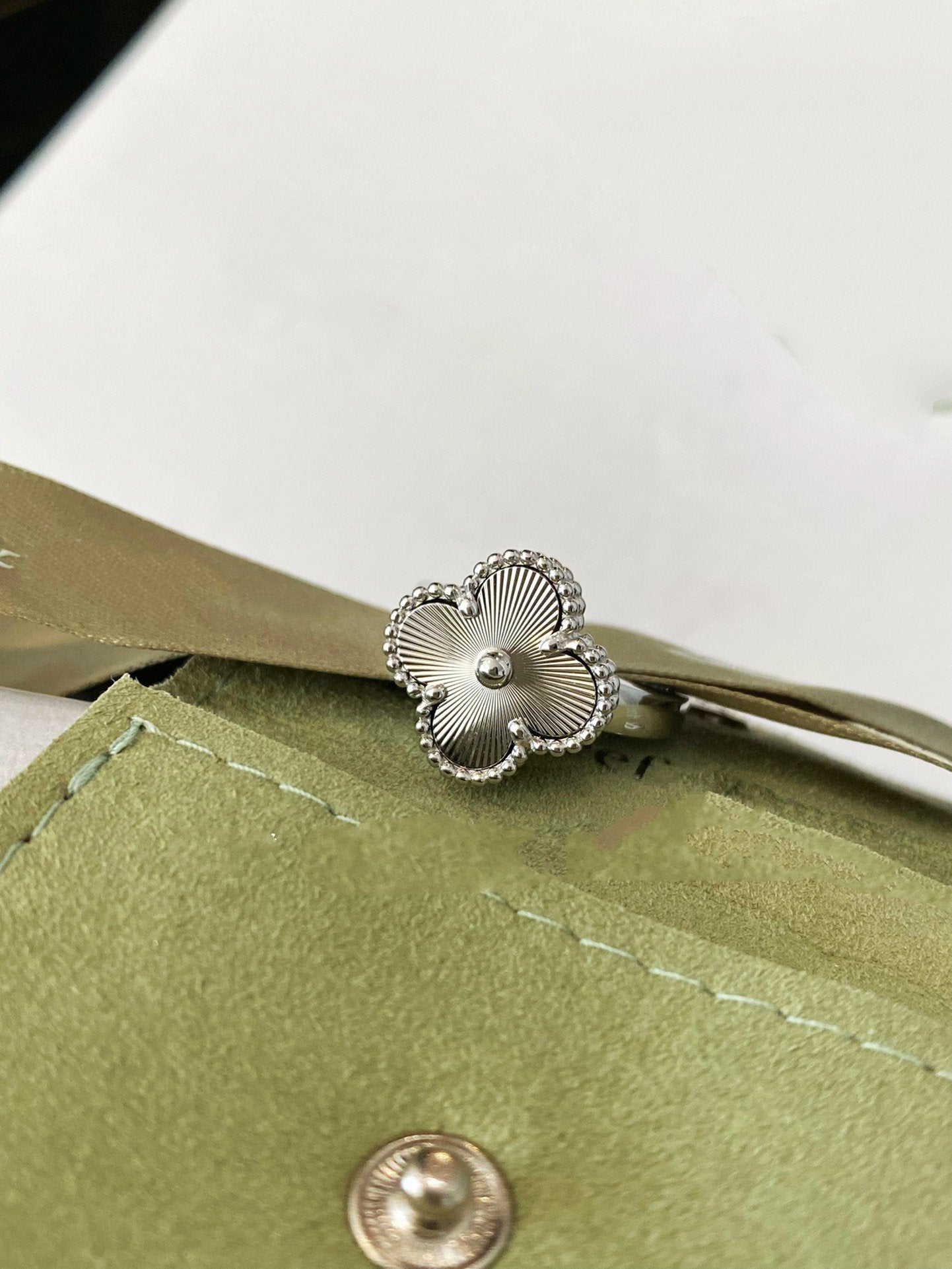 ¡®Glow¡¯CLOVER SILVER RING