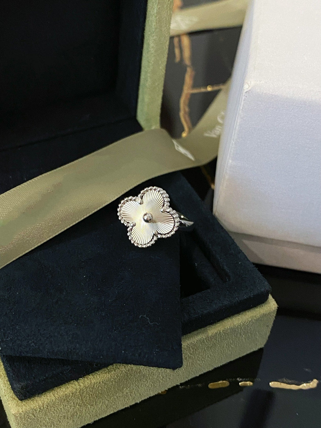 ¡®Glow¡¯CLOVER SILVER RING