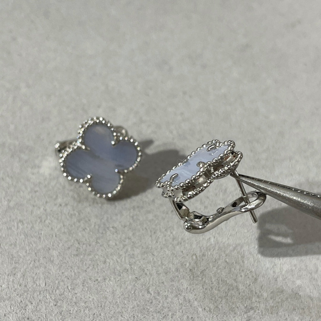¡®Glow¡¯CLOVER CHALCEDONY SILVER STUD EARRINGS