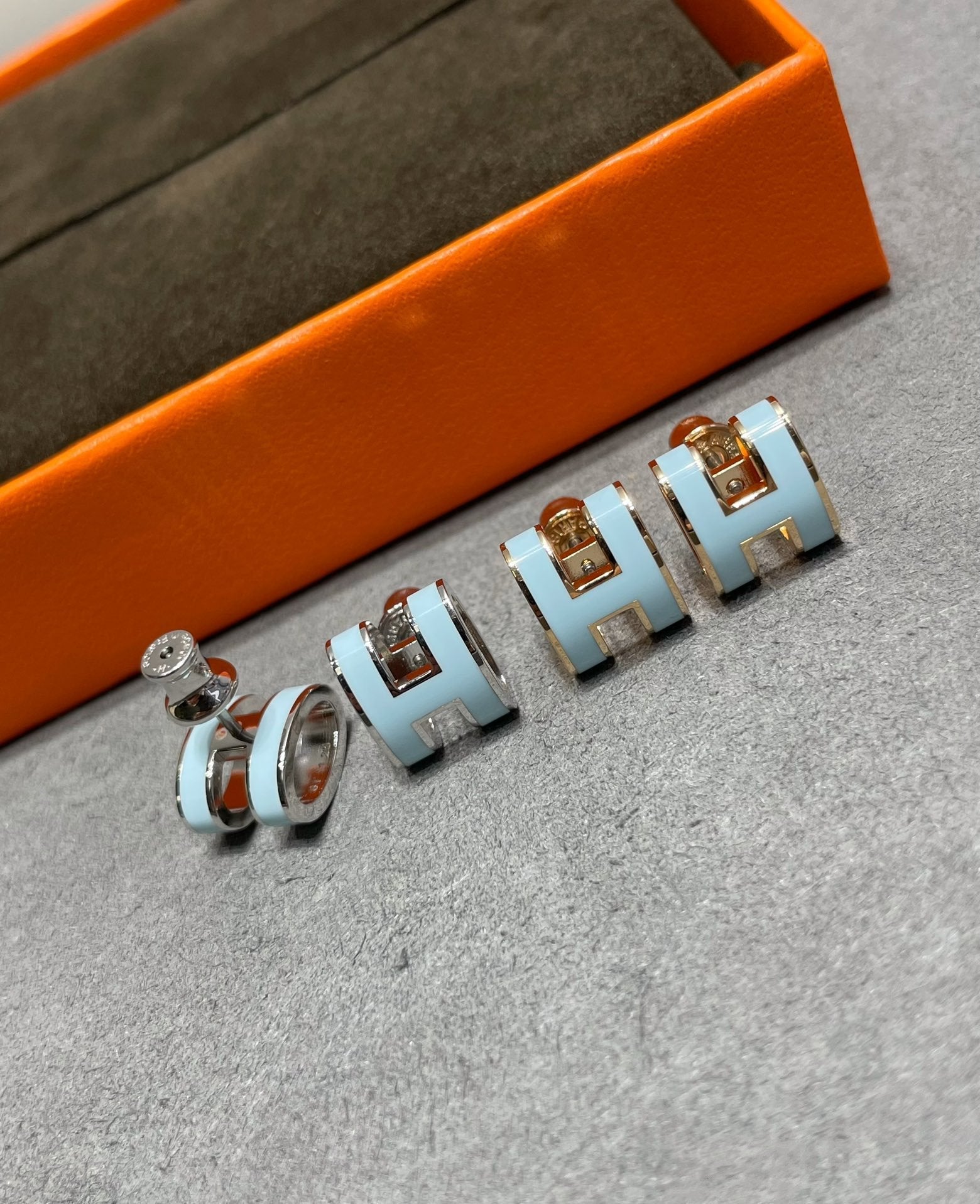 GlowPOP H SKY BLUE STUD EARRINGS