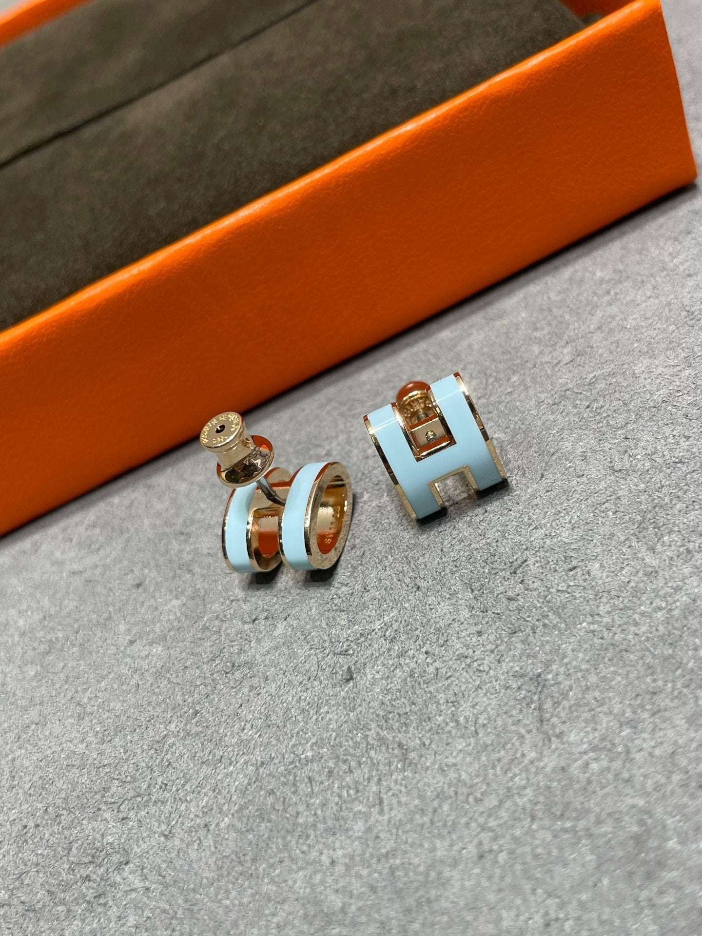 GlowPOP H SKY BLUE STUD EARRINGS