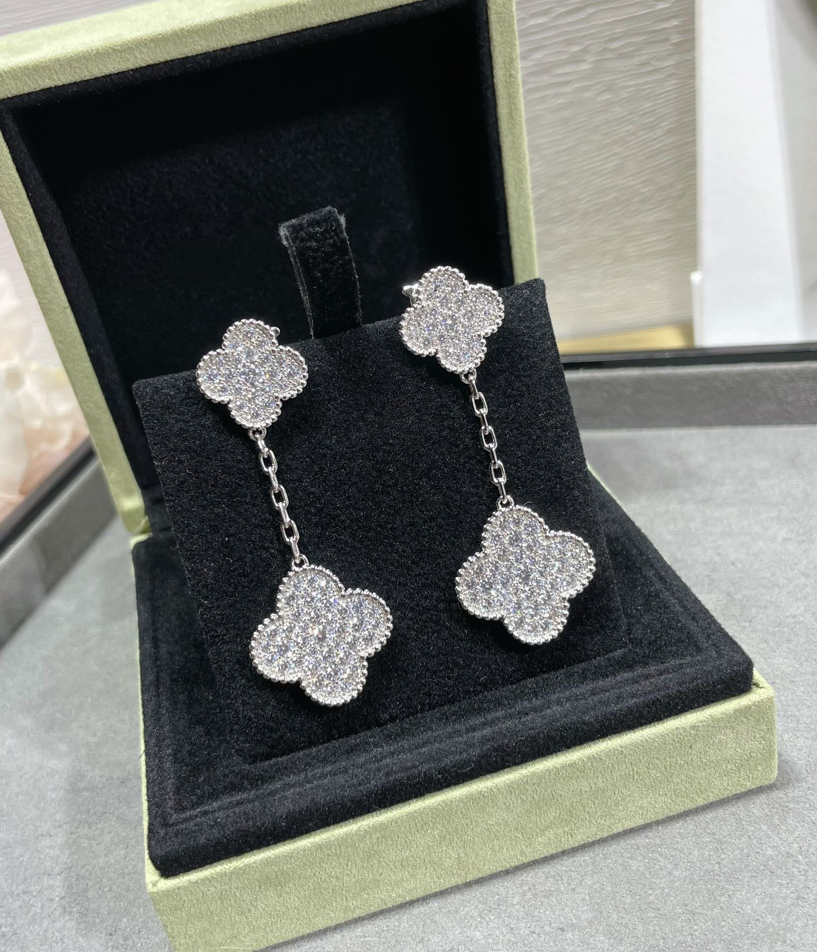 ¡®Glow¡¯CLOVER 2 MOTIFS DIAMOND PAVED SILVER EARRINGS