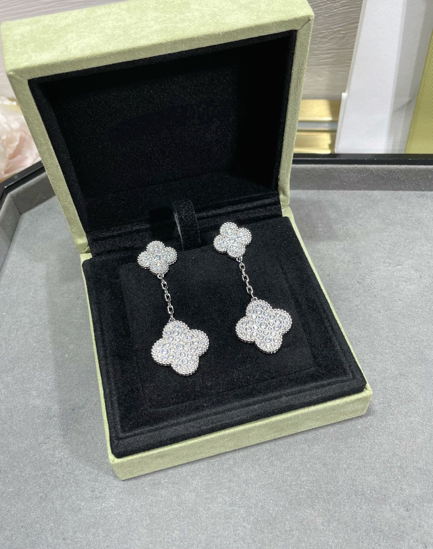 ¡®Glow¡¯CLOVER 2 MOTIFS DIAMOND PAVED SILVER EARRINGS