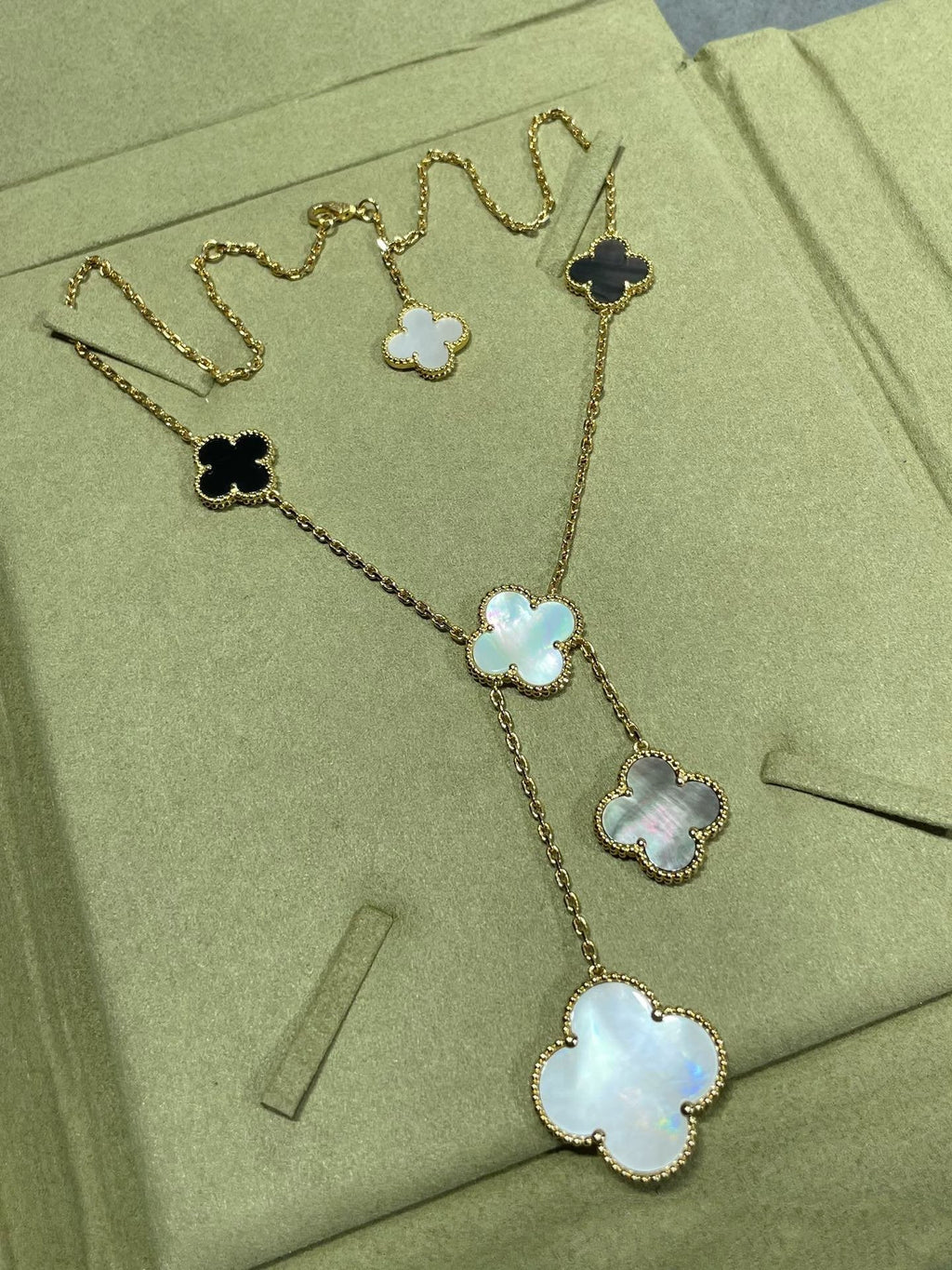 ¡®Glow¡¯CLOVER 6 MOTIF MOP ONYX GOLD NECKLACE