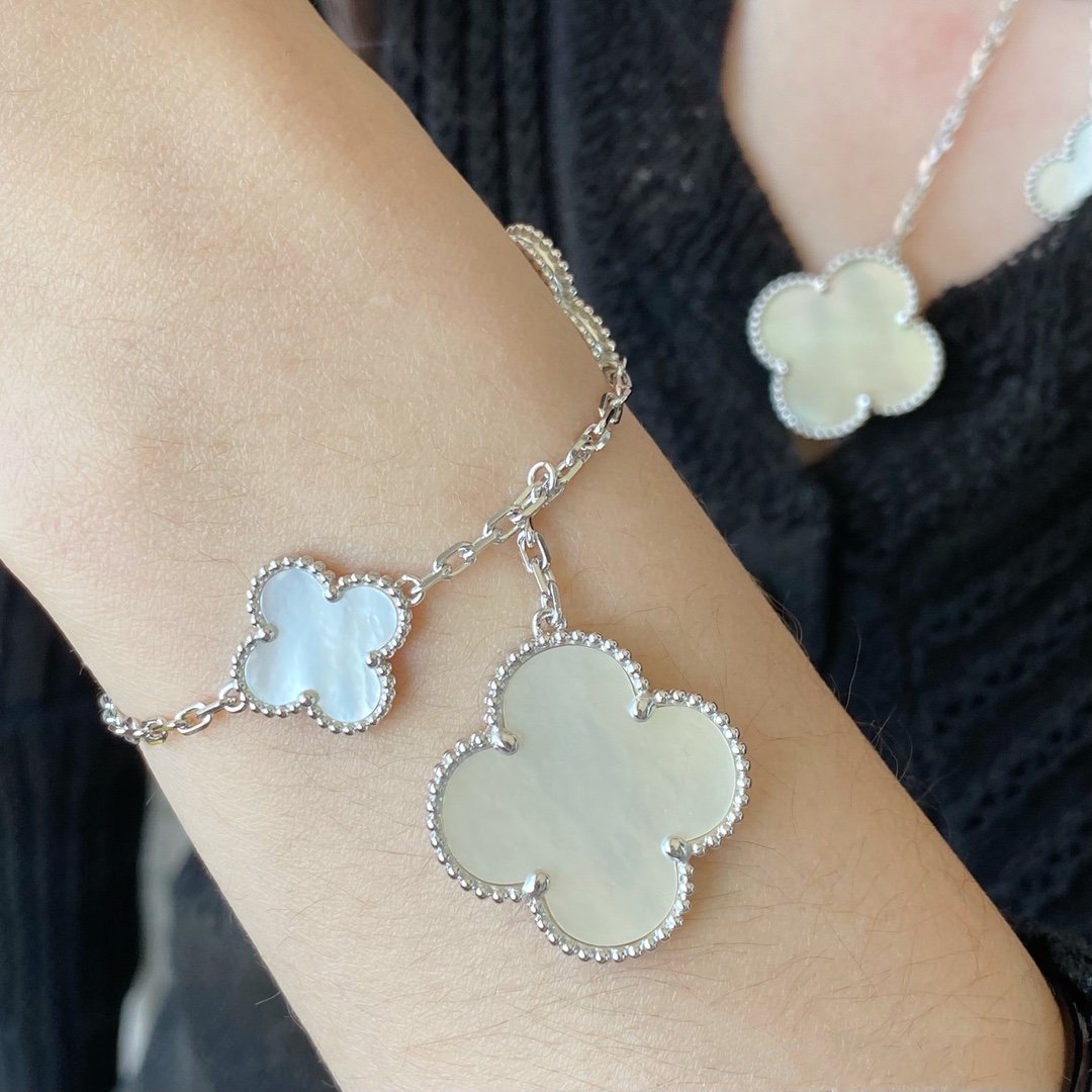 ¡®Glow¡¯CLOVER 5 MOTIF WHITE MOP SILVER BRACELET