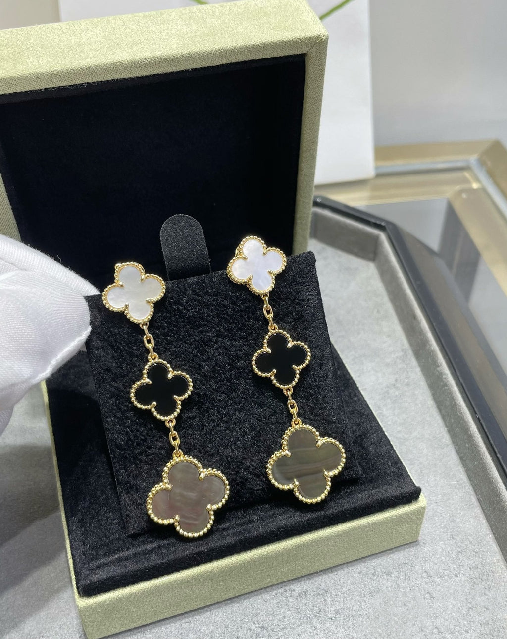 ¡®Glow¡¯CLOVER 3 MOTIF MOP ONYX DARK MOP PINK GOLD EARRINGS